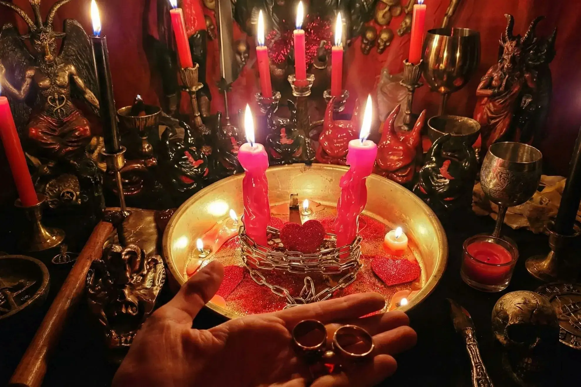 Altar esotérico iluminado com velas vermelhas acesas para ritual. Especialista em amarração amorosa definitiva, união de casais e adoçamento em Curitiba.